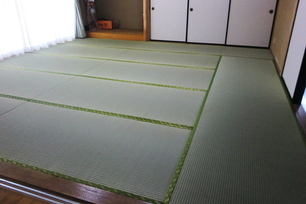 南平台集会所の畳を表替12.5帖施工する。