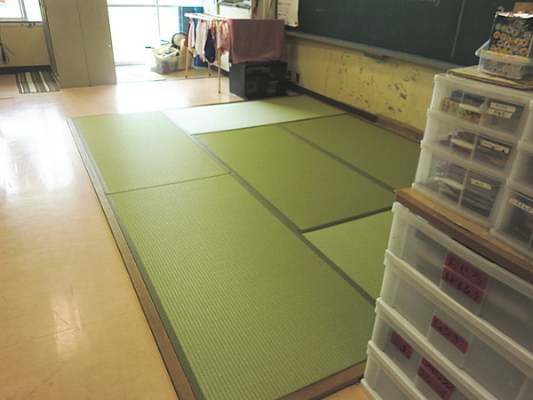大庭地区第2児童クラブの畳を表替6帖（ﾀﾞｲｹﾝ銀白100Ａ）施工する。