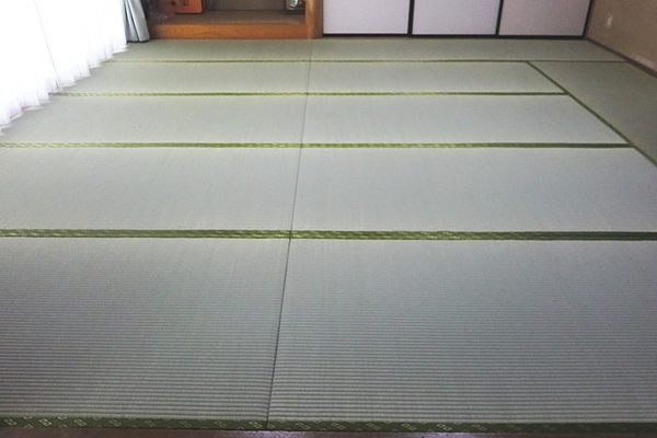 南平台集会所の畳を表替12.5帖施工する。