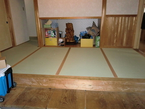 A様邸（八雲町東岩坂）玄関から廊下にある畳の表替えの施工をしました。