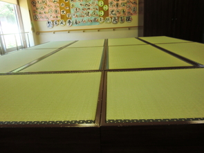 「松江生協ふらここ」の畳10帖を表替施工。粗品に豆畳を数枚寄贈しました。